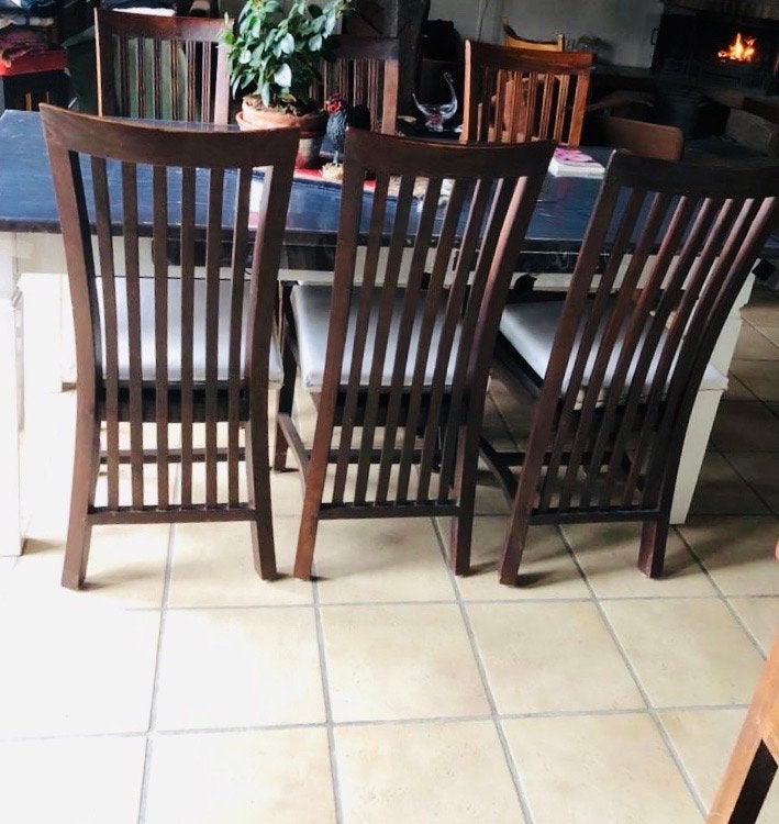 Set van 6 houten eetkamerstoelen met witte kussens, Gebruikt, Bruin, Ophalen of Verzenden, Vijf, Zes of meer stoelen