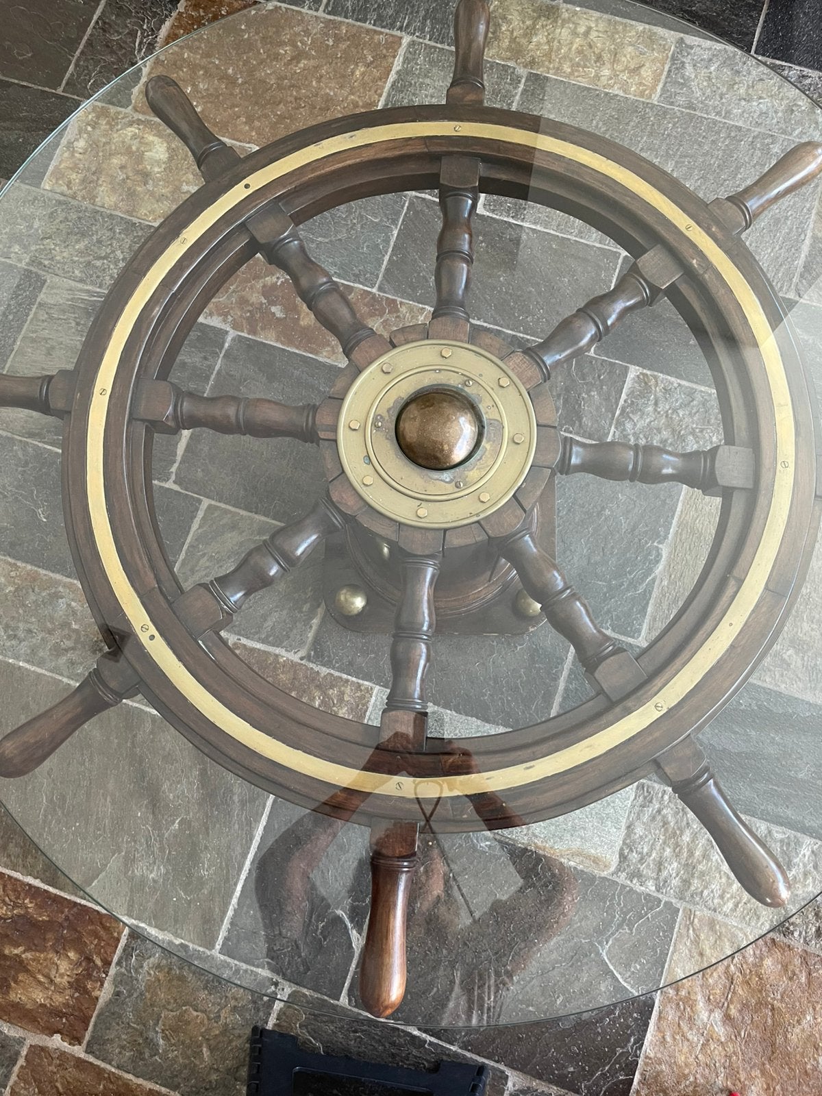 Tafel op Houten scheepswiel, Ophalen
