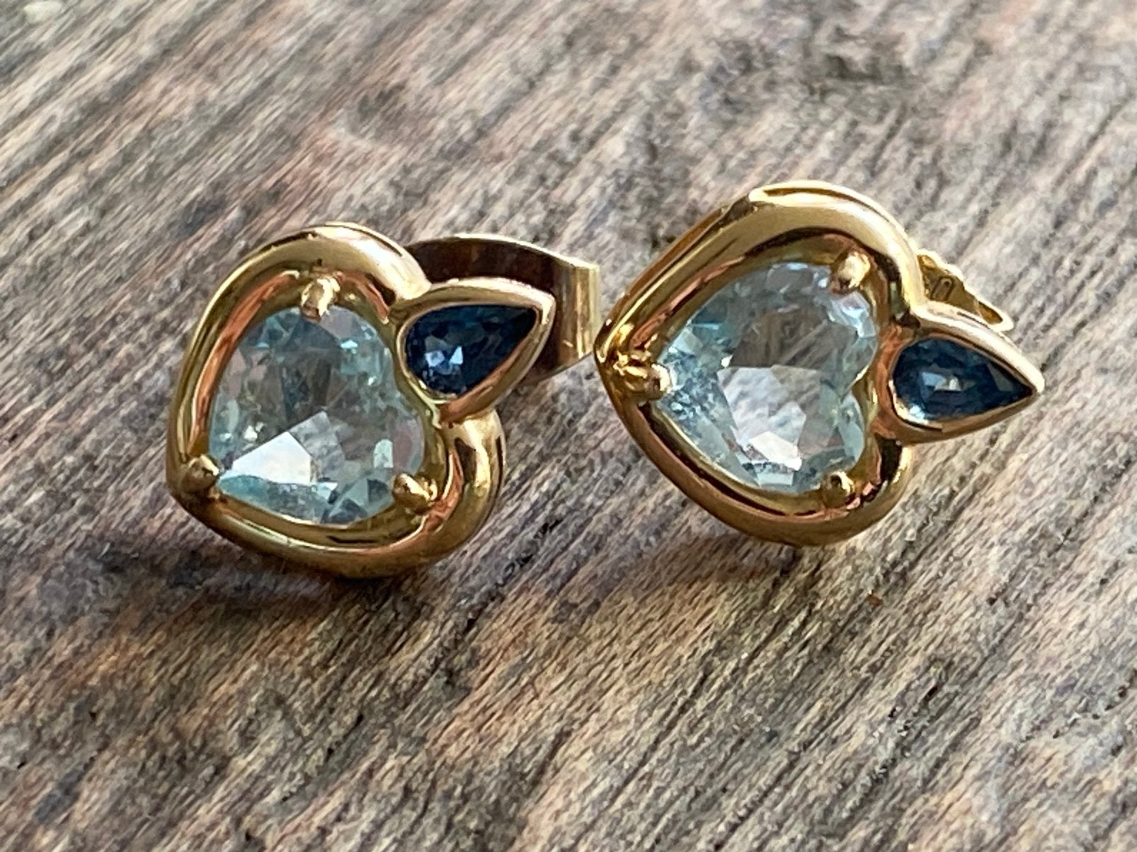 18 karaats gouden oorbellen met aquamarijn en saffier, Ophalen of Verzenden, Goud, Oorbellen