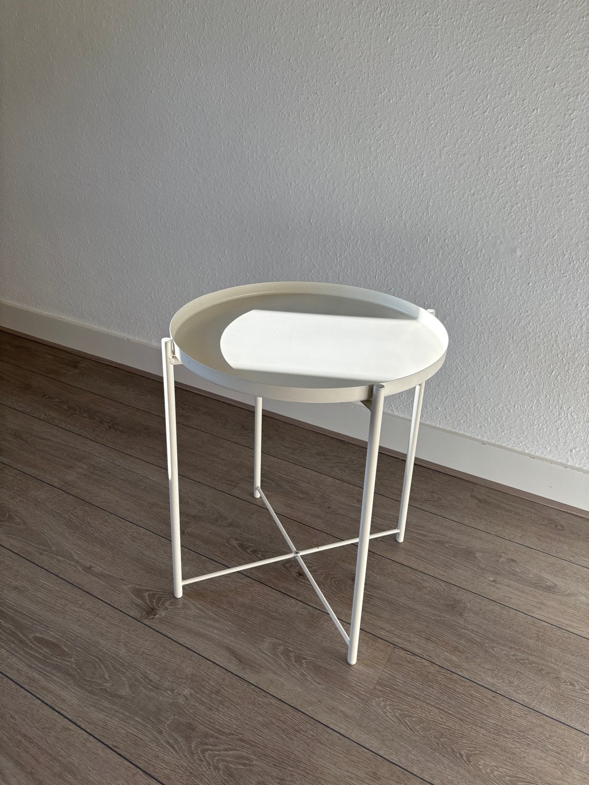 IKEA Gladom witte bijzettafel, Minder dan 55 cm, Metaal of Aluminium, Rond, Zo goed als nieuw