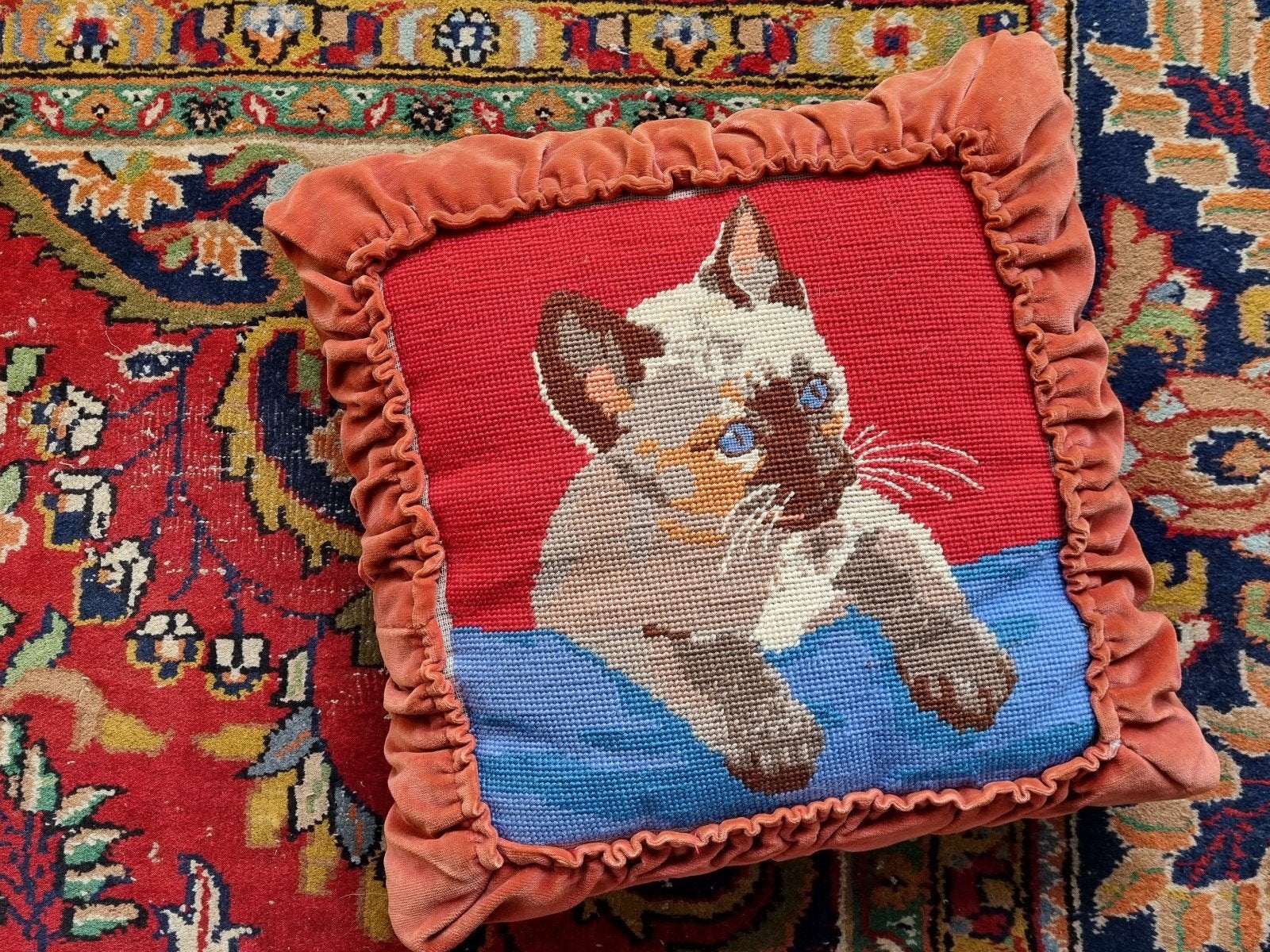 Antiek geborduurd kussen poes, Ophalen