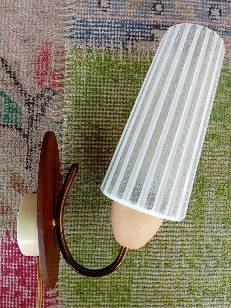 Vintage wandlamp hout, messing met glazen lampenkap, Ophalen of Verzenden