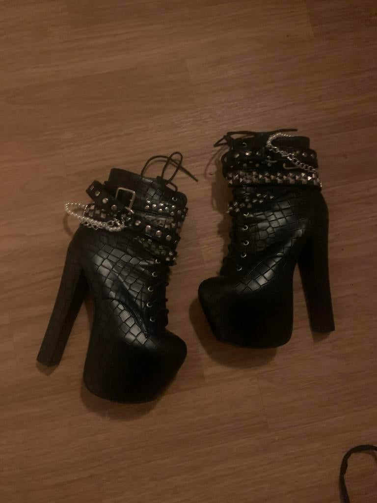 Zwarte kinky heels met studs maat 37, Kleding | Dames, Schoenen, Ophalen of Verzenden, Nieuw, Zwart, Schoenen met hoge hakken