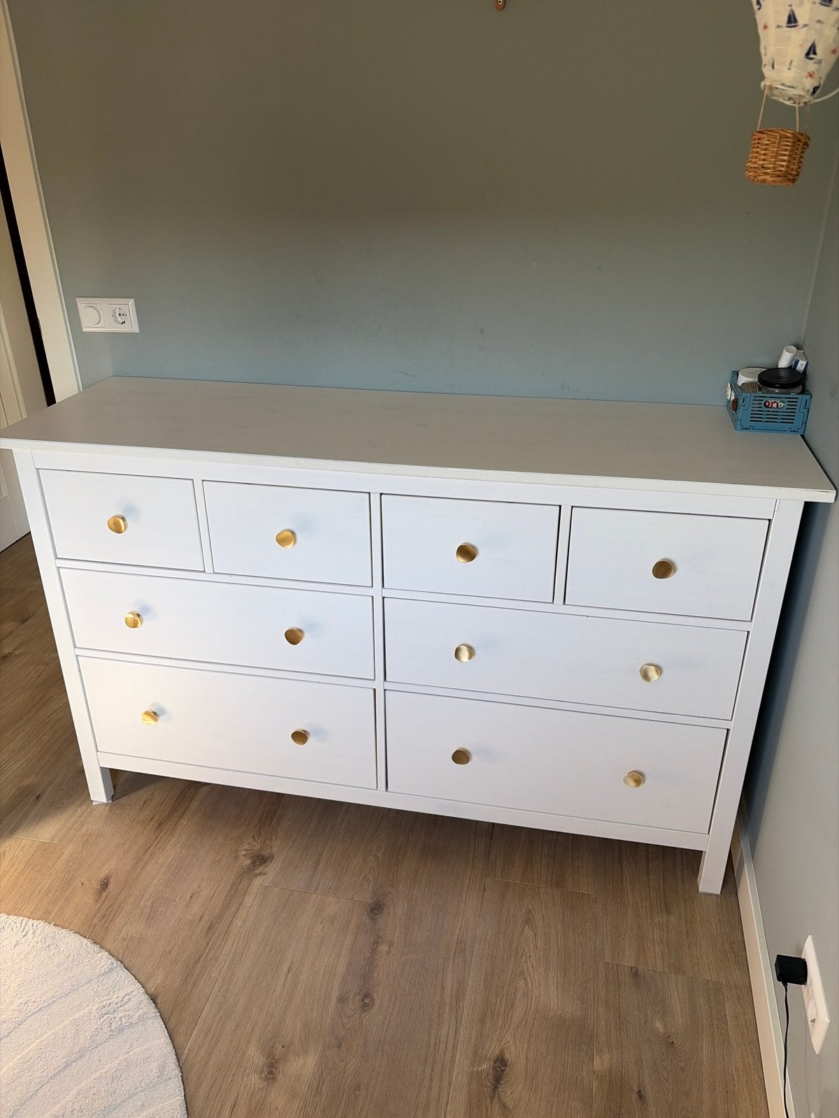 Hemnes ladekast met 8 lades en gouden knoppen, Ophalen, Gebruikt, 100 tot 150 cm, 5 laden of meer