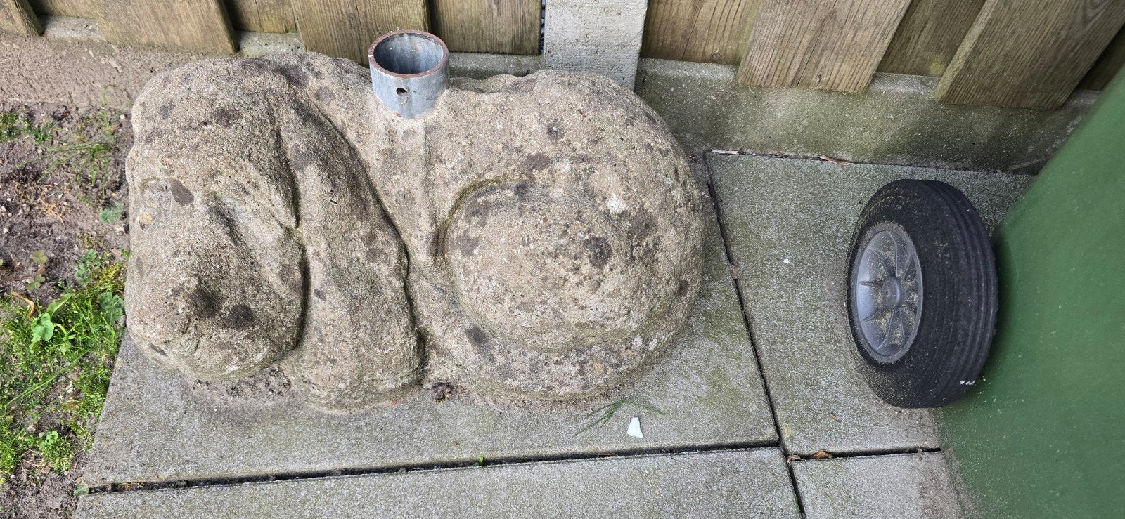 Decoratieve stenen hond parasolvoet, Ophalen of Verzenden, Gebruikt, Beton, Dierenbeeld
