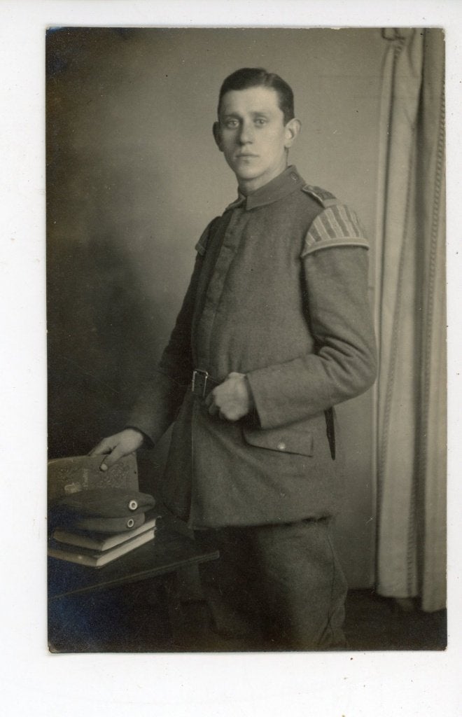 Oude foto van een soldaat, mogelijk uit WOI, Verzamelen, Verzenden, Foto, Zo goed als nieuw, Voor 1940