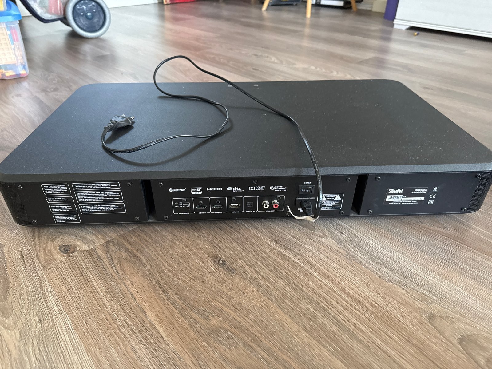 Foto 3 van Teufel Cinebase Sounddeck met afstandsbediening en netsnoer