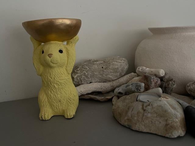 Paas decoratie. Geel stenen beeld. Haas met gouden schaal., Diversen, Pasen, Ophalen, Zo goed als nieuw
