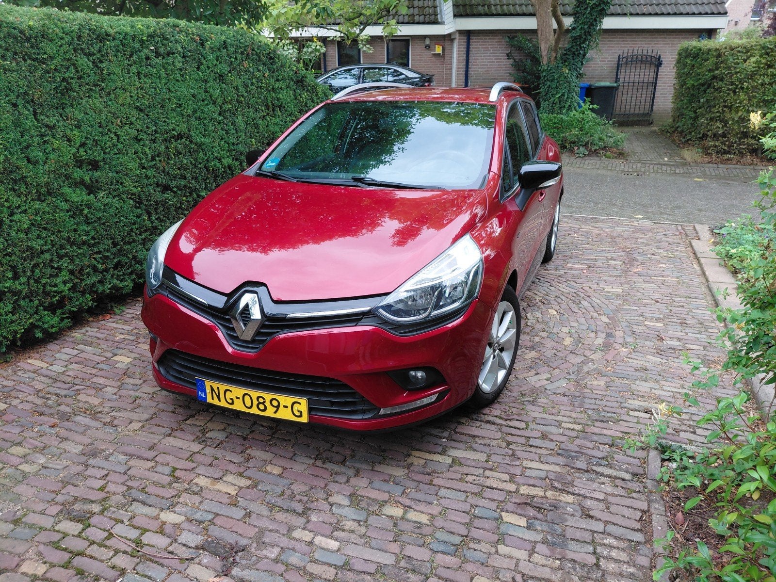 Renault Clio Estate 2017 Rood 2e eig . met onderhoudshist., Voorwielaandrijving, 898 cc, 1063 kg, 580 kg