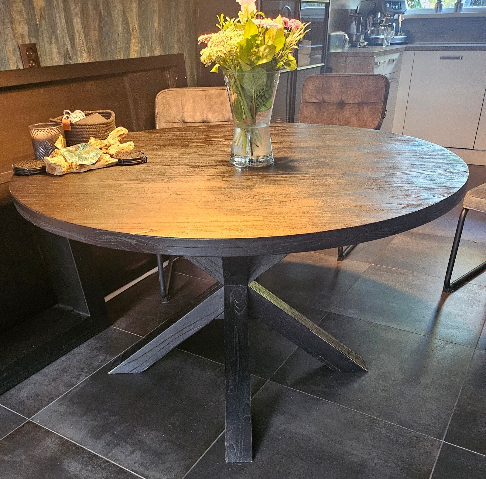 gestraald mangohouten ronde eettafel met spinpoot 1.30, Overige houtsoorten, Rond, Ophalen of Verzenden, Zo goed als nieuw