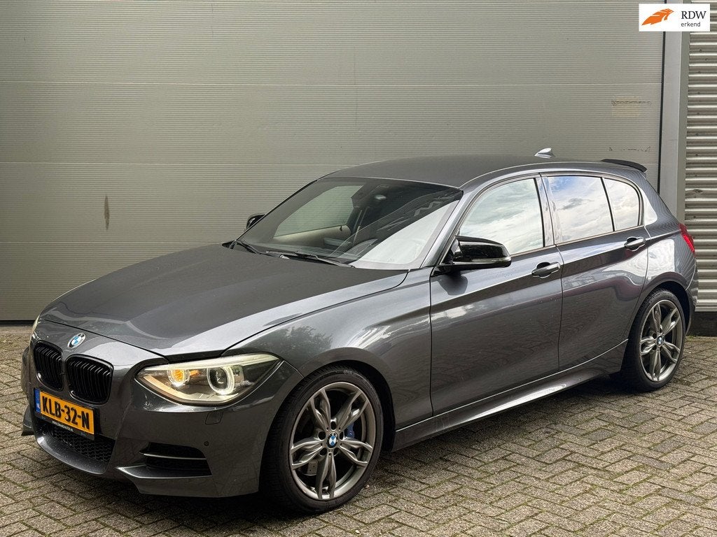 BMW 1-serie M135i xDrive l Xenon l Volleder l Navi l Cruise, Auto's, BMW, Euro 5, Gebruikt, Beige, 320 pk