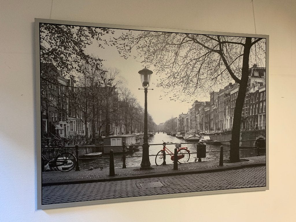 Ikea fotolijst Amsterdamse gracht met rode fiets., Ophalen, 125 cm of meer, Zo goed als nieuw, Foto of Poster