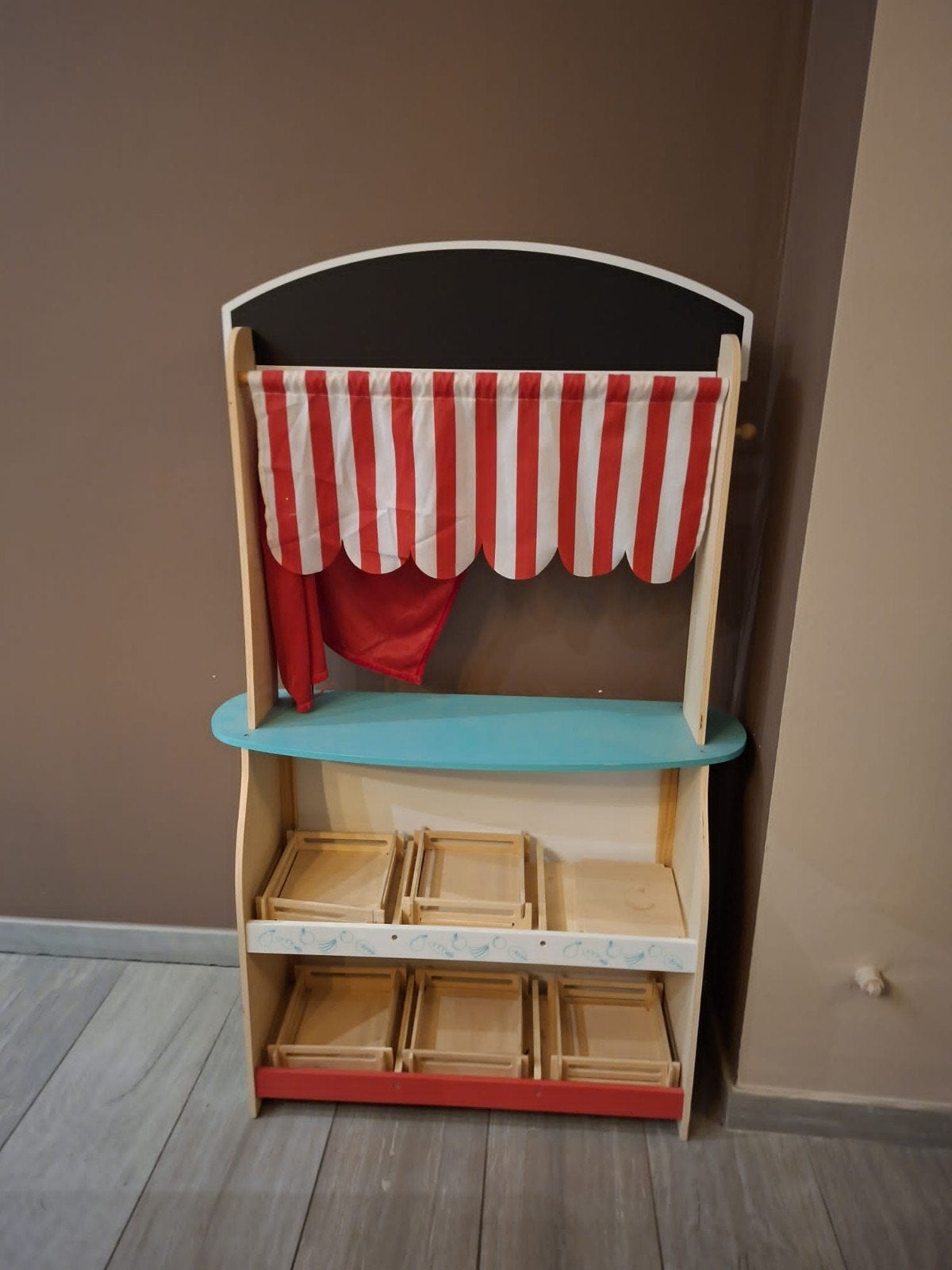 Houten speelgoedkraam met luifel en kratjes, Ophalen, Gebruikt, Jongen of Meisje
