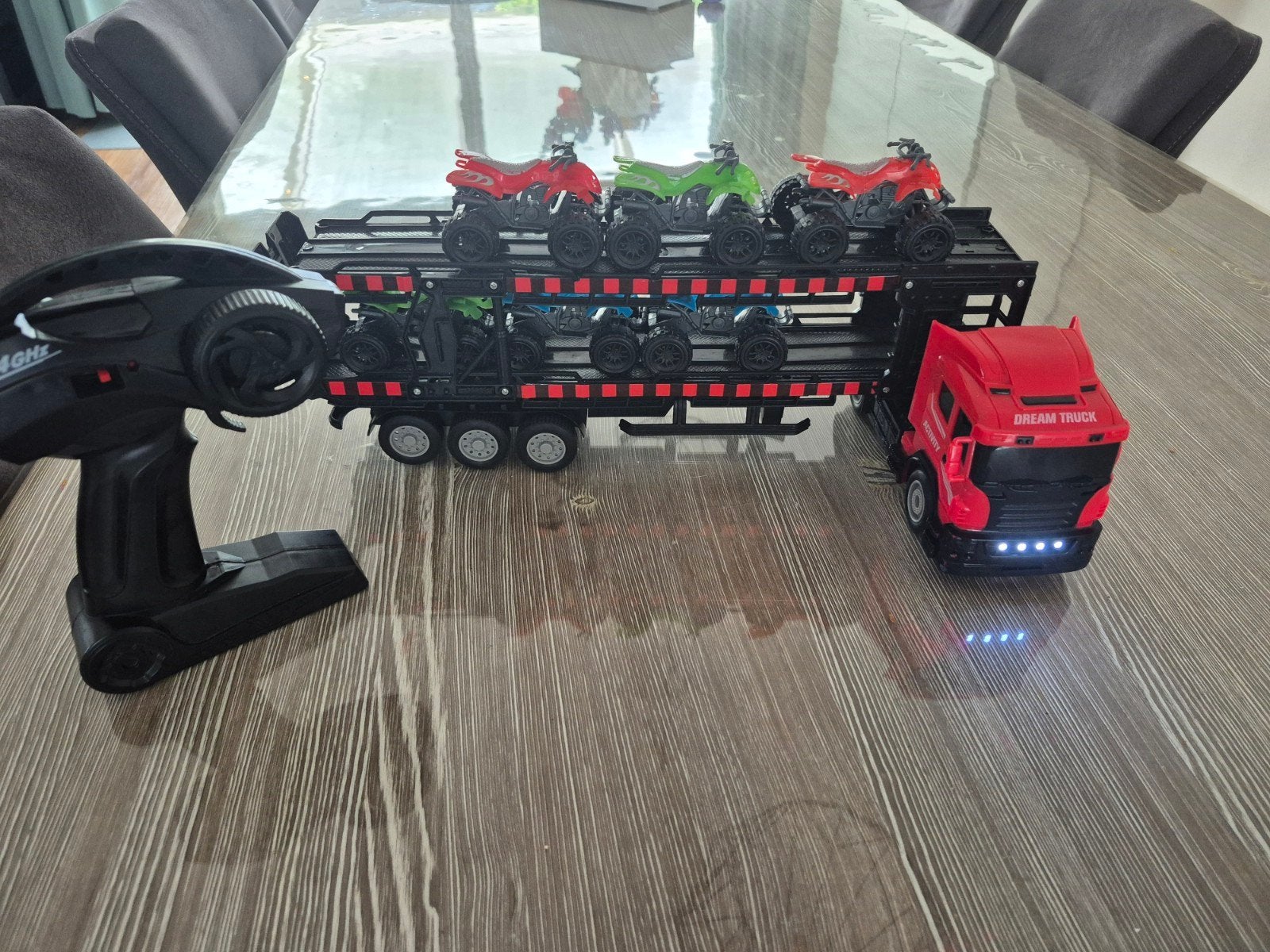 RC Truck met aanhanger en 6 quads - Zo goed als nieuw, Hobby en Vrije tijd, Elektro, Ophalen of Verzenden, Zo goed als nieuw, Auto onroad