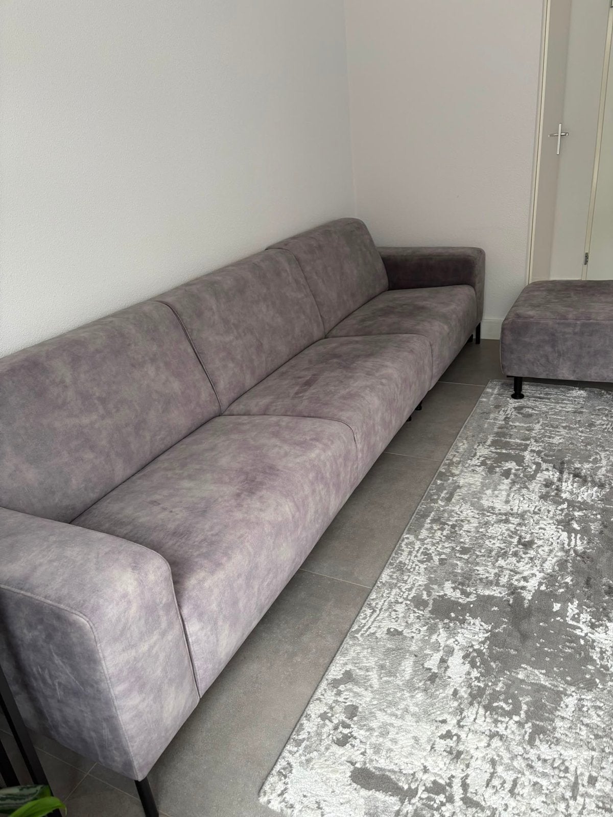 Grote grijze bank met poef, Huis en Inrichting, Banken | Bankstellen, Ophalen, Gebruikt, Minder dan 75 cm, 300 cm of meer