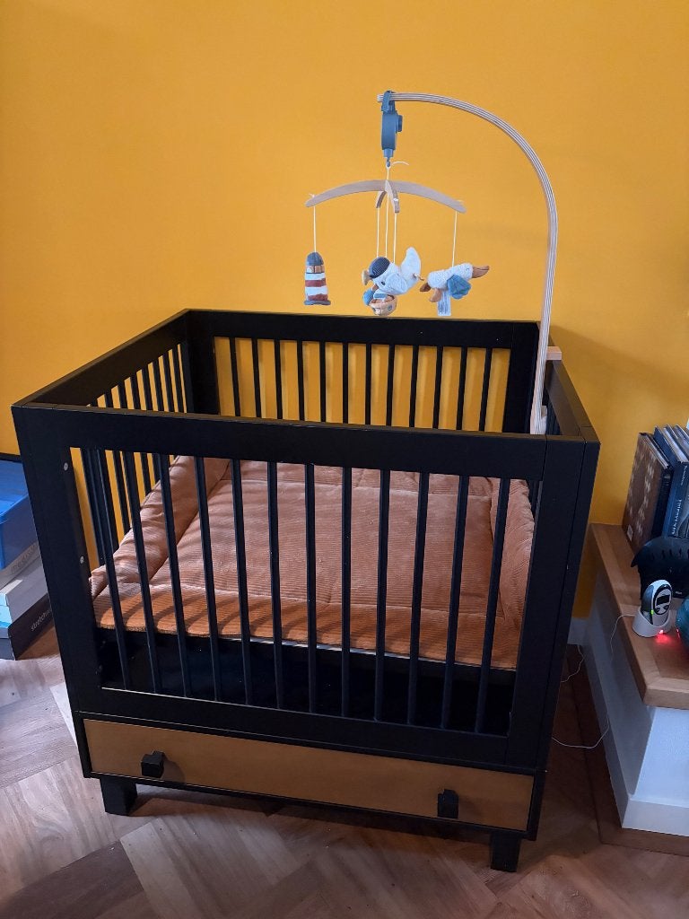 Zwarte box met lade, Kinderen en Baby's, Ophalen, Zo goed als nieuw, Rechthoekig, In hoogte verstelbaar