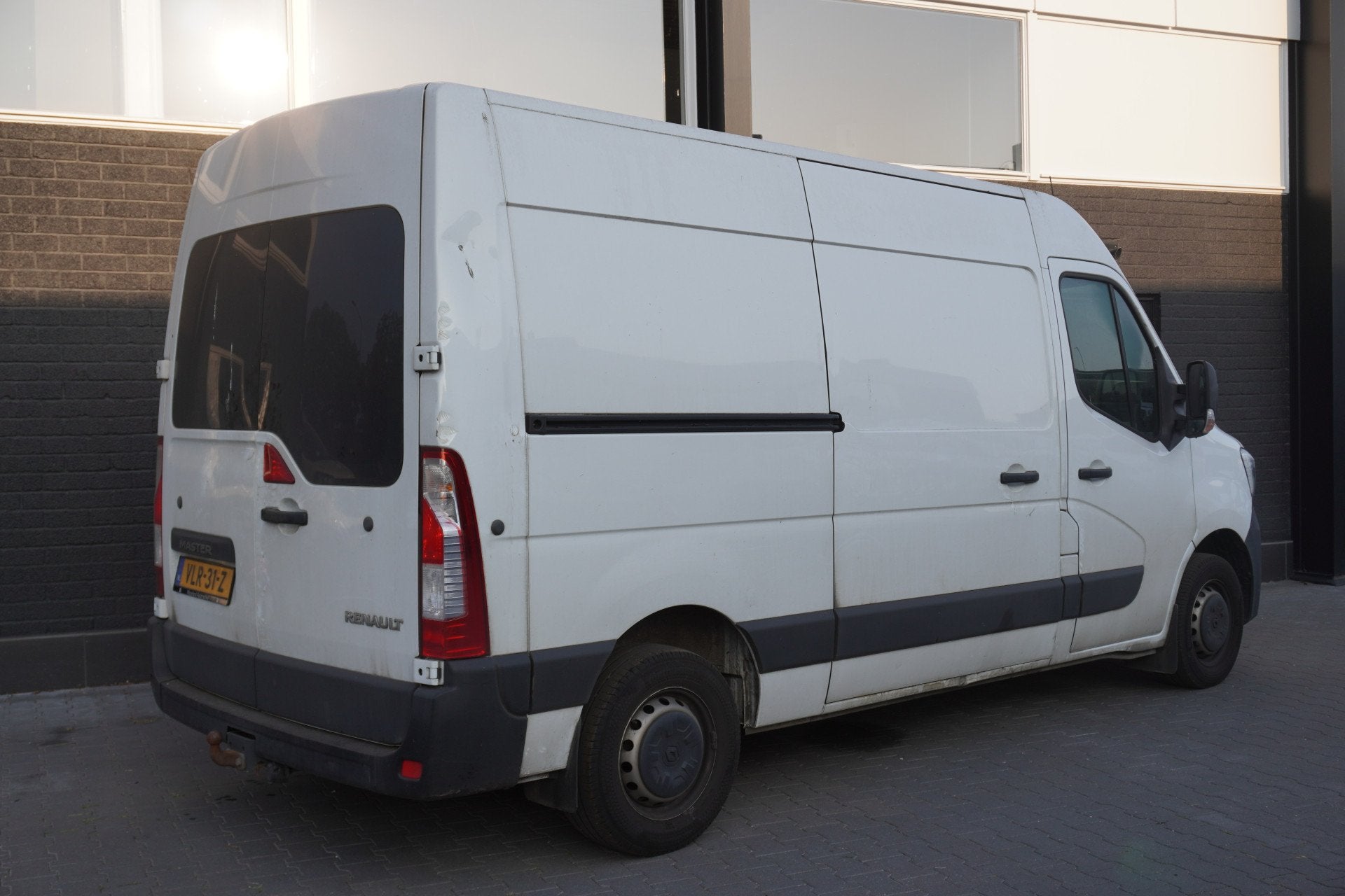 Renault Master 2.3 dCi 150PK L2H2 - EURO 6 - Airco - Trekhaa, Voorwielaandrijving, Dealer onderhouden, Stof, Gebruikt