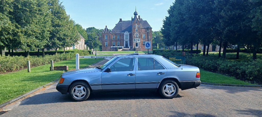 300d airco  schuifdak  trekhaak  vijfbak, 2975 cc, Achterwielaandrijving, Zwart, Blauw