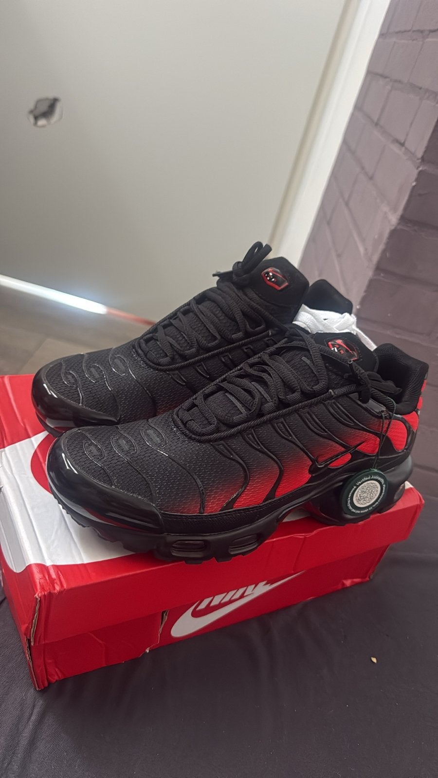 Nike TN Air Max Plus Zwart Rood - Nieuw in doos, Ophalen of Verzenden, Nieuw, Zwart, Sneakers of Gympen