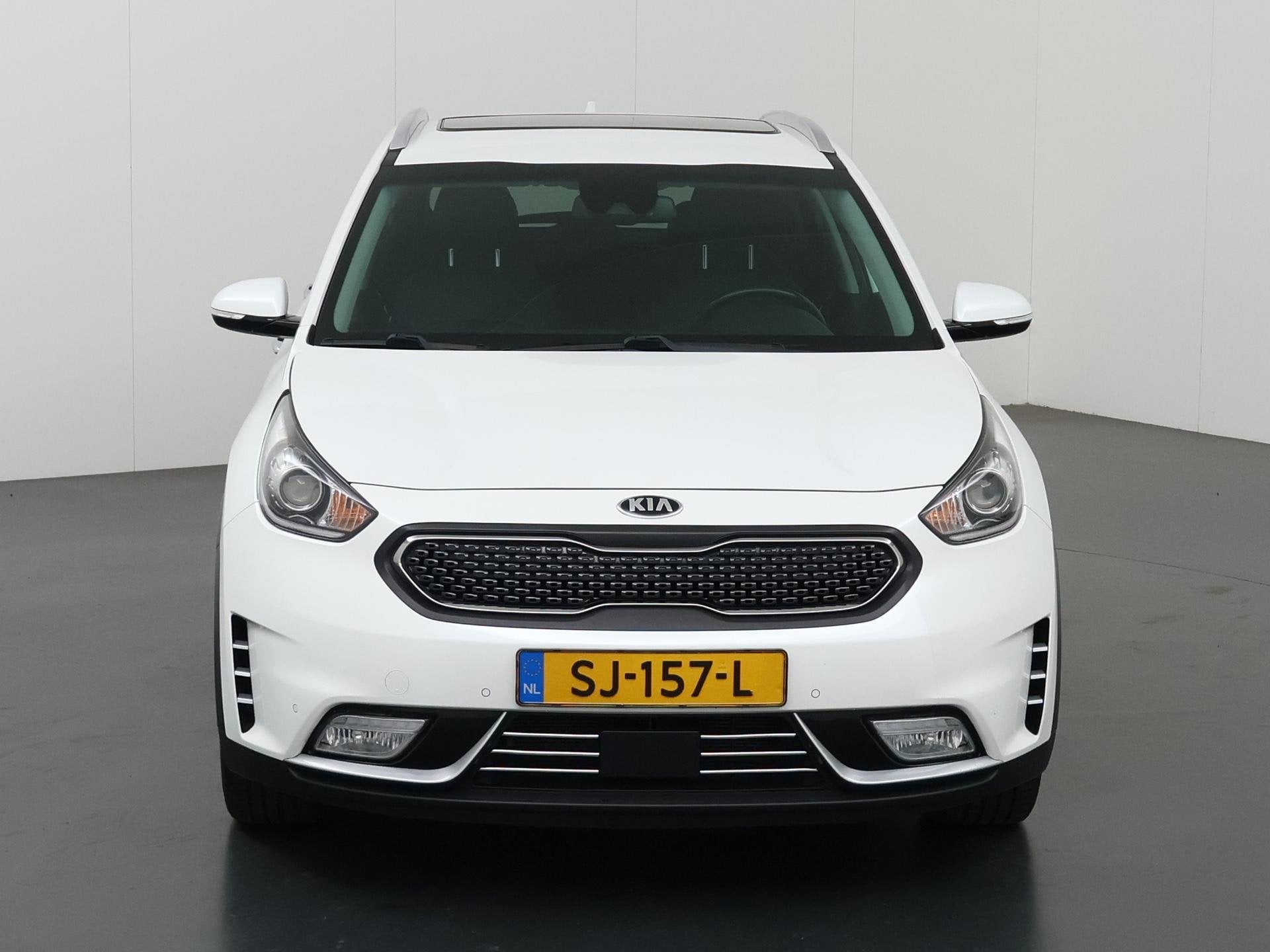 Foto 3 van Kia Niro 1.6 GDi Hybrid ExecutiveLine | Lederen Bekleding |