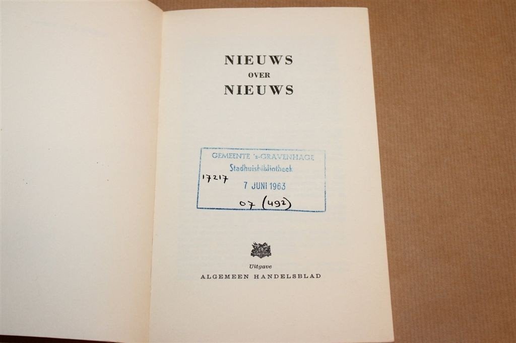 Nieuws over Nieuws — Hoe een Krant Wordt Gemaakt 1960, Ophalen of Verzenden, Gelezen