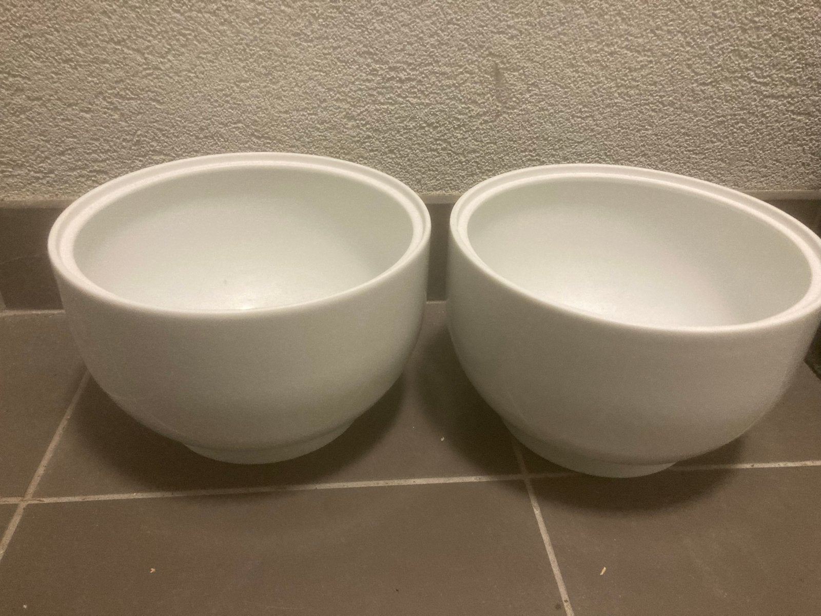 Twee witte kommen, zo goed als nieuw, Tuin en Terras, Kunststof, Minder dan 30 cm, Rond, Ophalen of Verzenden