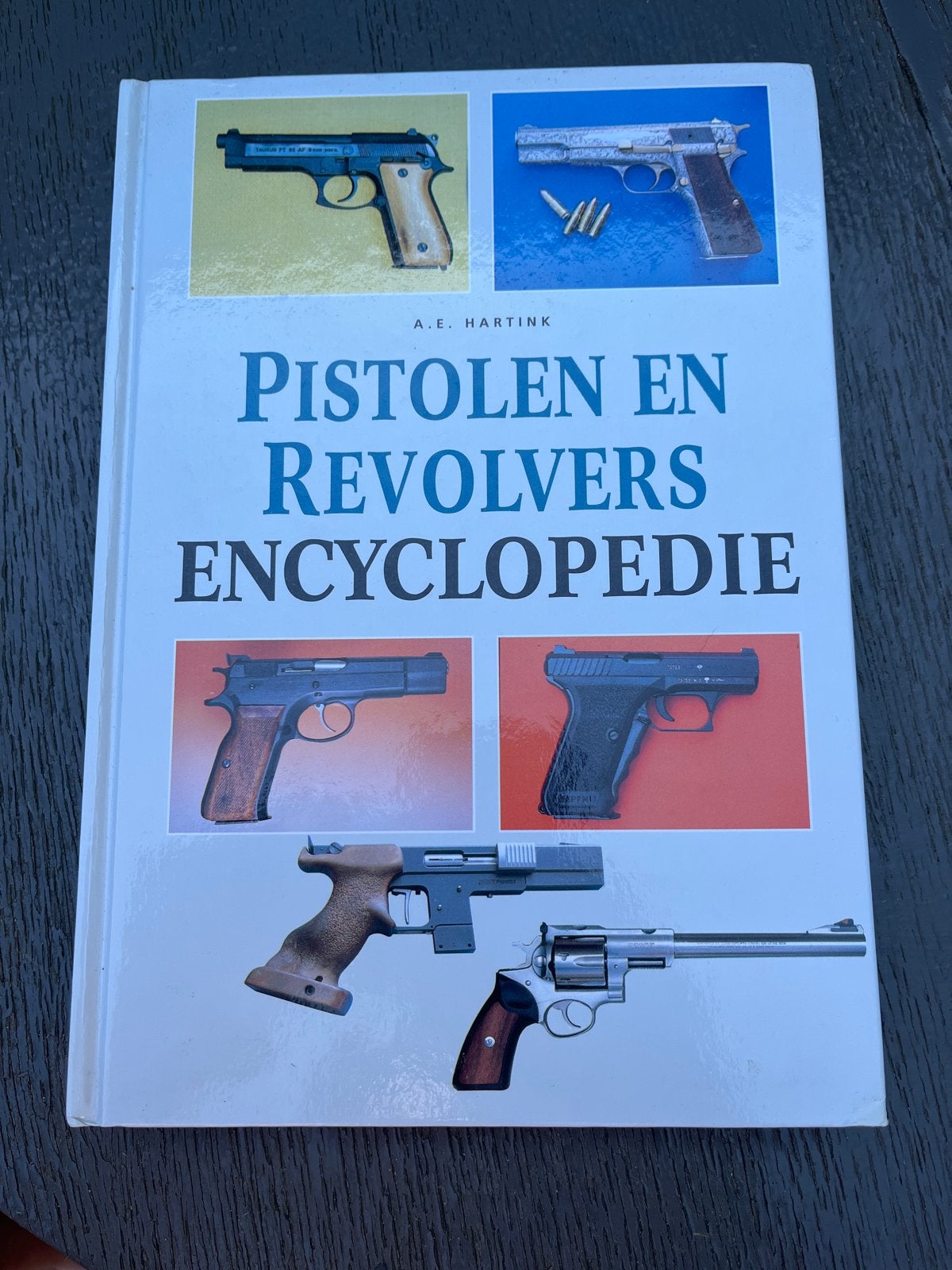 Pistolen en Revolvers Encyclopedie - A.E. Hartink, Boeken, Encyclopedieën, Ophalen of Verzenden, Zo goed als nieuw, Overige onderwerpen