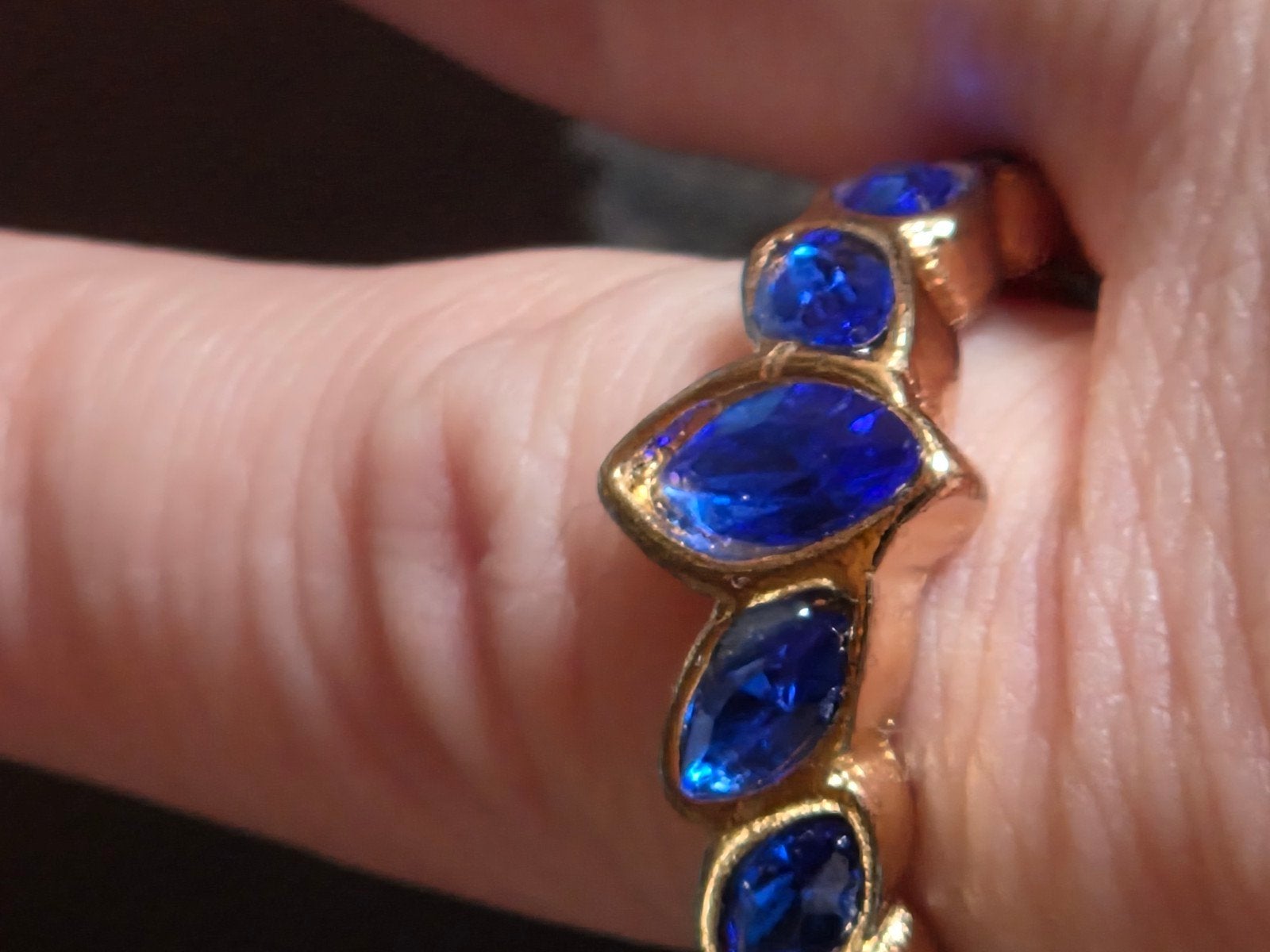 Gouden ring met blauwe edelstenen, Sieraden, Tassen en Uiterlijk, Ringen, Overige materialen, Blauw, Nieuw, Ophalen of Verzenden