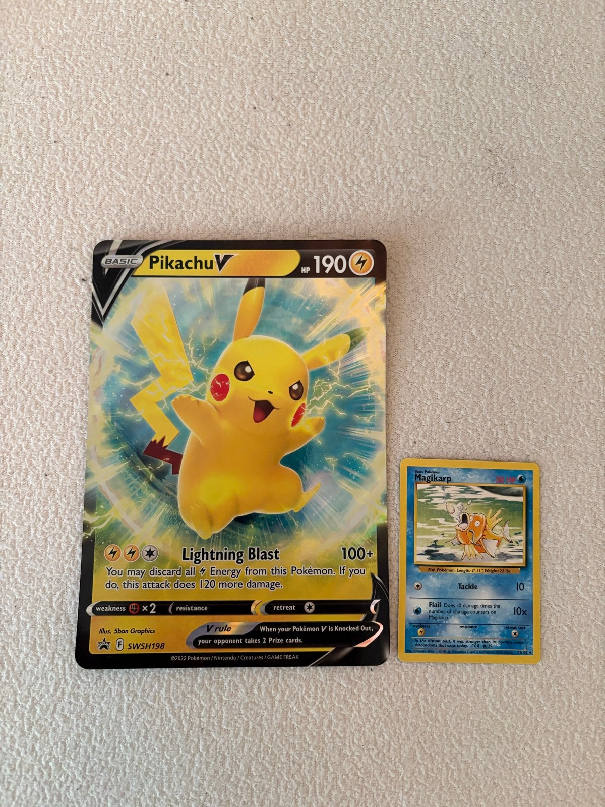 Grote Pikachu V Pokémon Kaart - SWSH198 Jumbo, Ophalen of Verzenden, Zo goed als nieuw, Losse kaart, Foil
