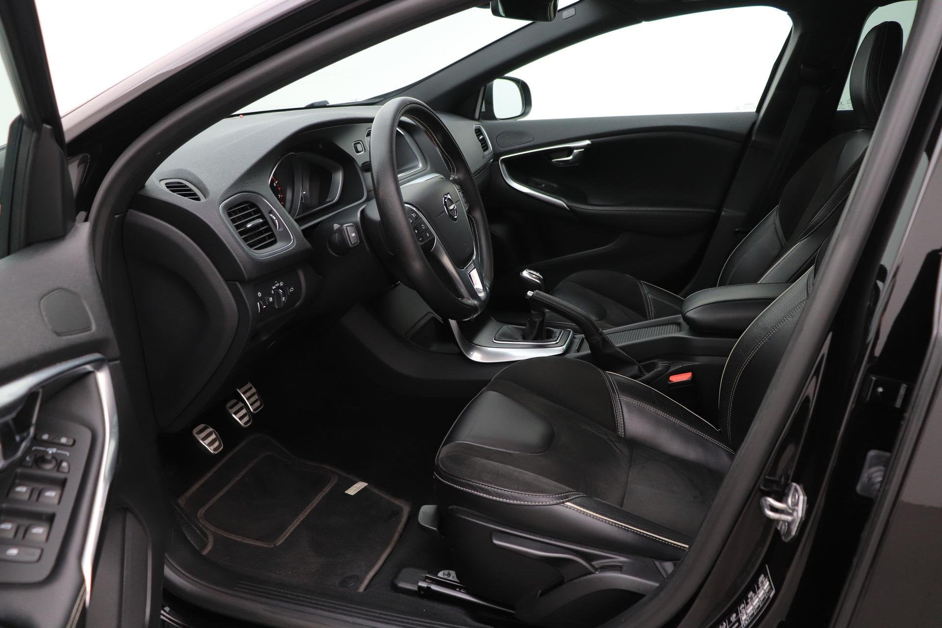 Volvo V40 2.0 T4 R-Design | 190Pk! | Trekhaak | Stoelverwarm, Voorwielaandrijving, Gebruikt, Euro 6, Zwart