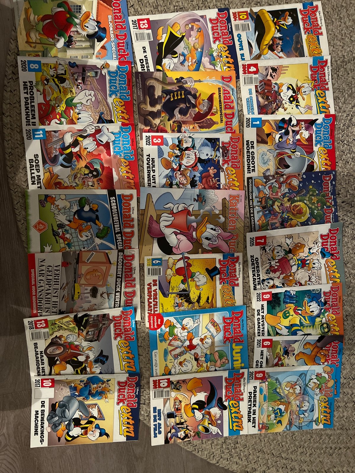 Donald Duck Extra en Donald Duck Junior stripboeken, Meerdere stripboeken, Ophalen of Verzenden, Zo goed als nieuw