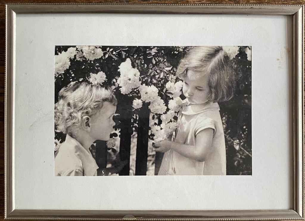 Oud fotolijstje met mooi bewerkte lijst (992), Antiek en Kunst, Antiek | Woonaccessoires, Ophalen of Verzenden