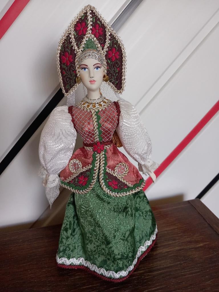 Russische poppen in traditionele kleding, Verzamelen, Ophalen, Zo goed als nieuw, Pop