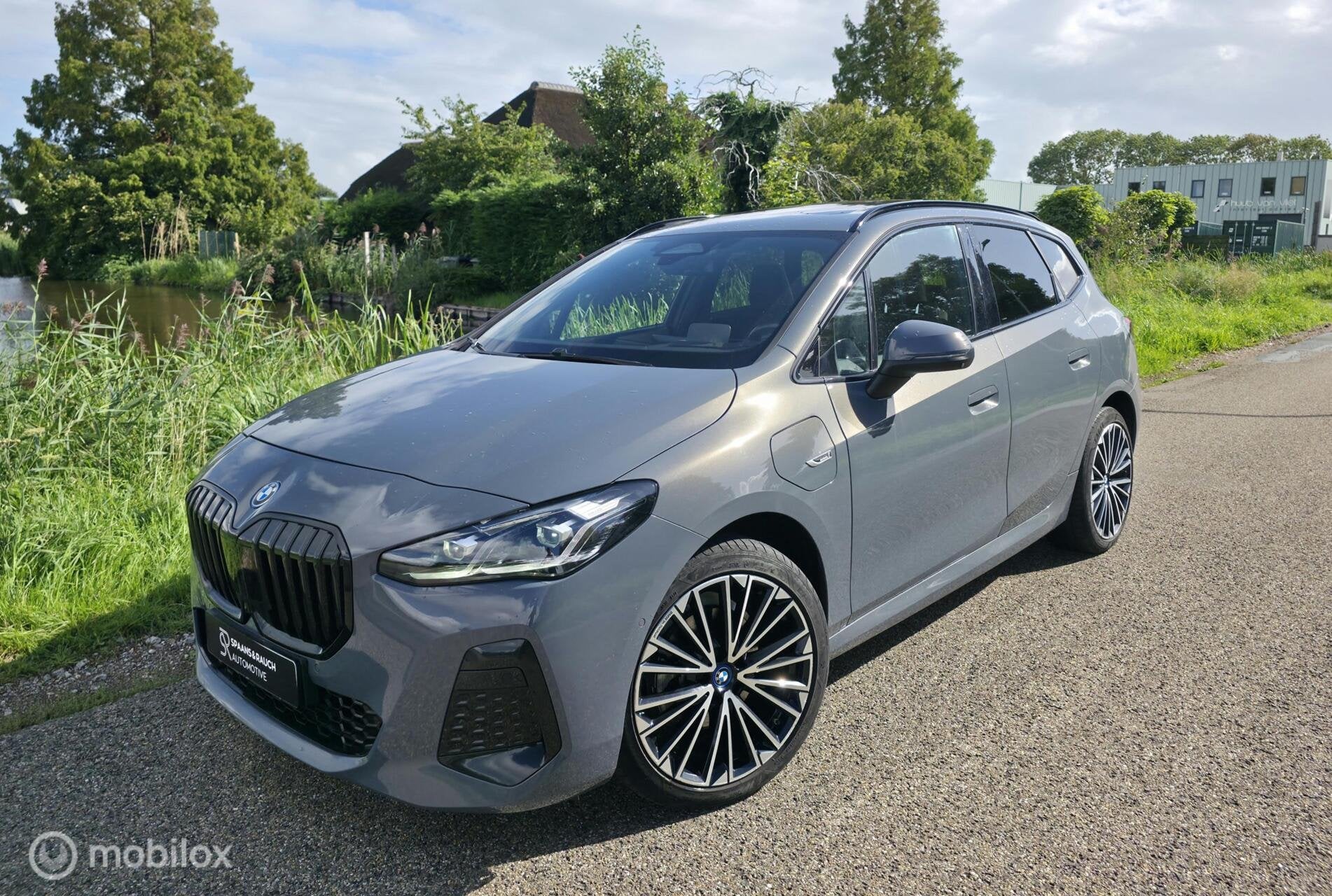 BMW 2-serie Active Tourer 225e xDrive / Pano / HK Audio, Automaat, 1800 kg, Gebruikt, Zwart