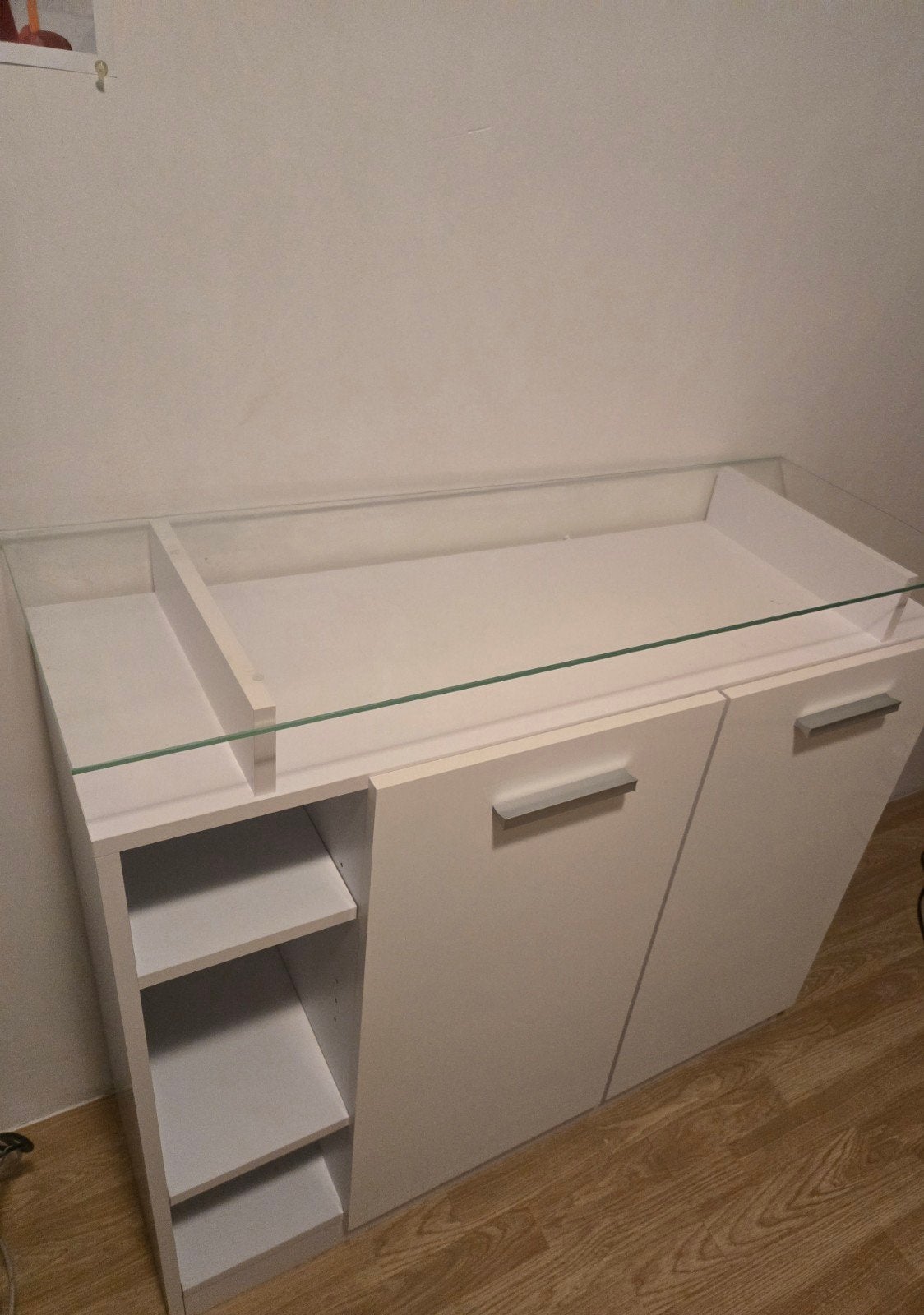 Witte kast met glazen blad en opbergruimte, Ophalen, Glas, 50 tot 100 cm, Modern