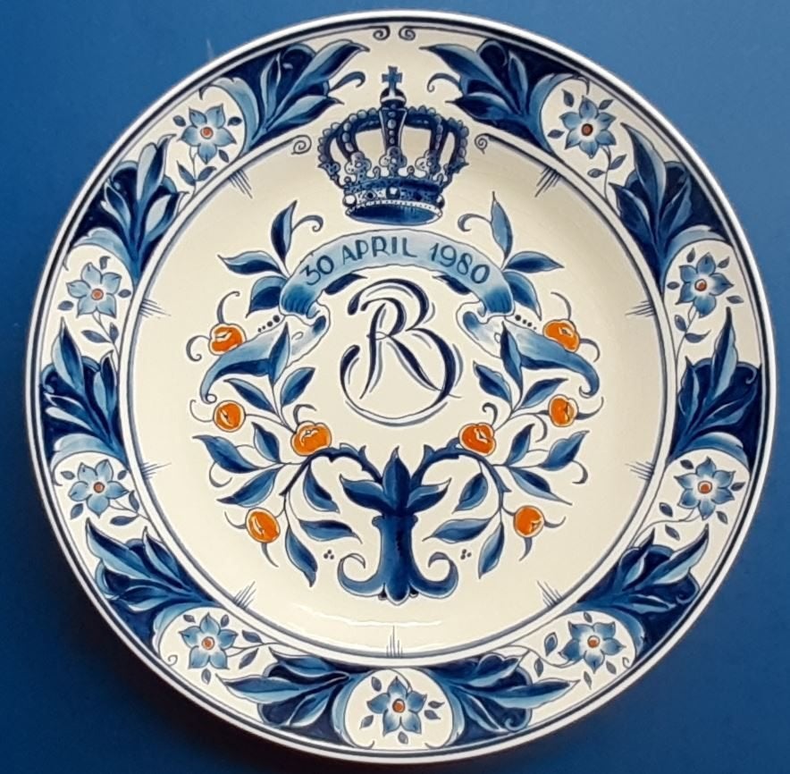 Porceleyne Fles 1980 Kroning HM Beatrix 22cm (4) koningshuis, Antiek en Kunst, Ophalen of Verzenden