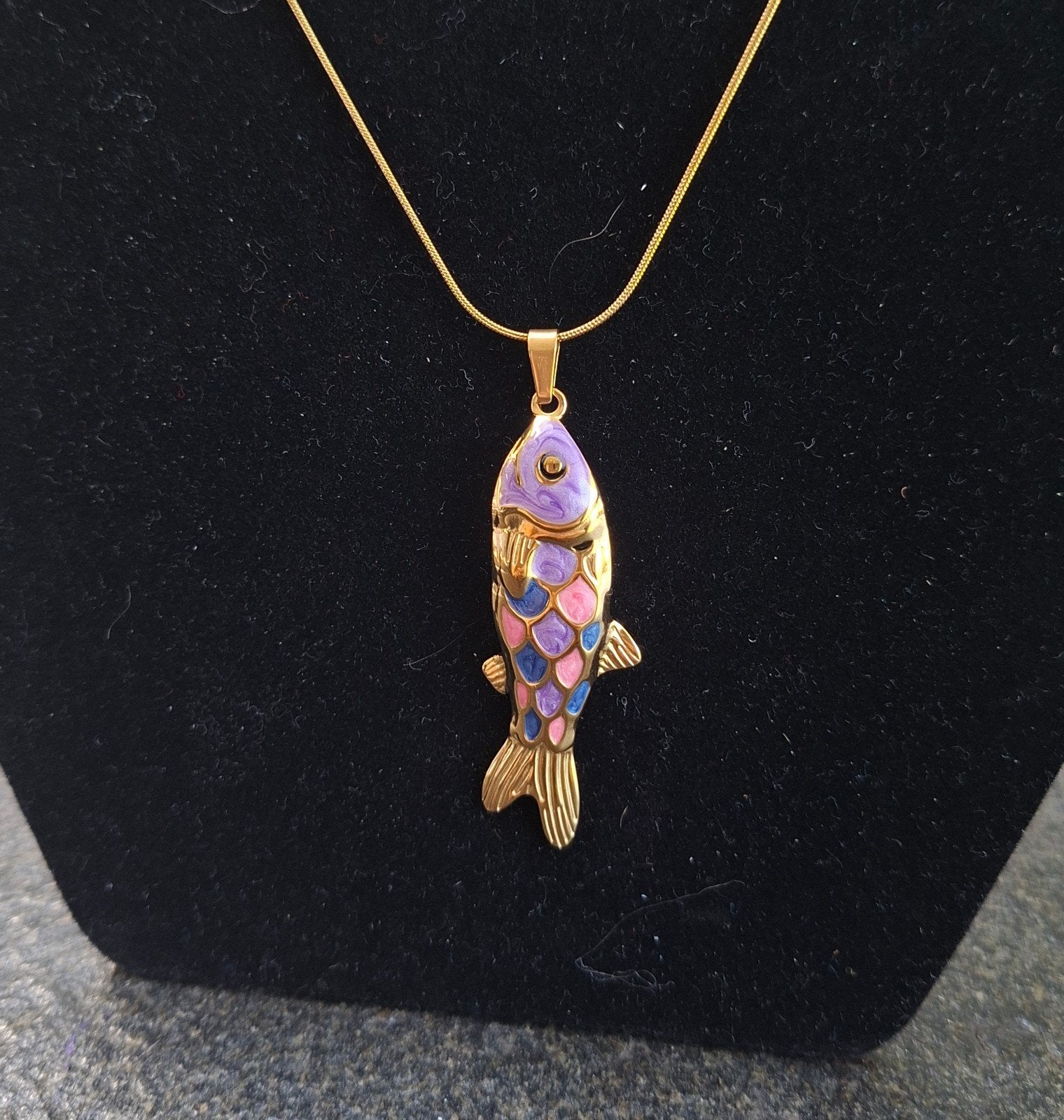 18k Gouden Ketting met Kleurrijke Vis Hanger, Ophalen of Verzenden, Nieuw, Goud, Verstelbaar
