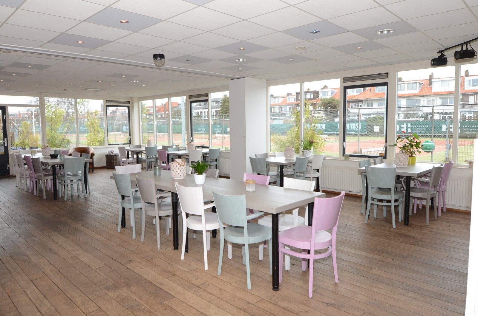 32 horeca stoelen + 6 tafels (gratis), Huis en Inrichting, Stoelen, Ophalen, Gebruikt, Overige kleuren, Retro stijl