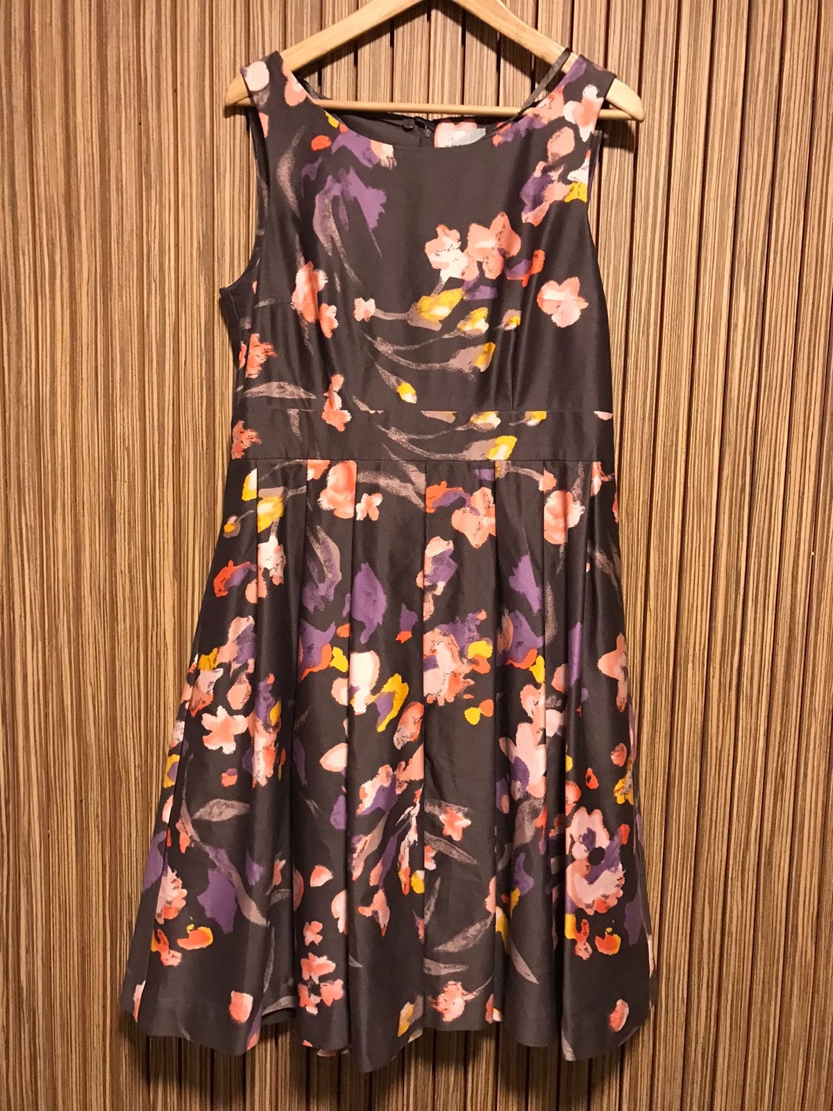 TEAB jurk taupe mouwloos fifties bloemen print mt 46 gevoerd, Verzenden, Zo goed als nieuw, Maat 46/48 (XL) of groter, Bruin