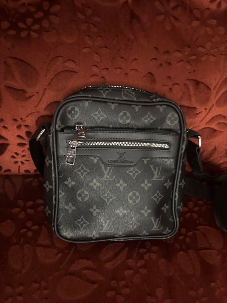 Louis Vuitton Heren Schoudertas - Zwart Monogram, Sieraden, Tassen en Uiterlijk, Tassen | Schoudertassen, Ophalen of Verzenden