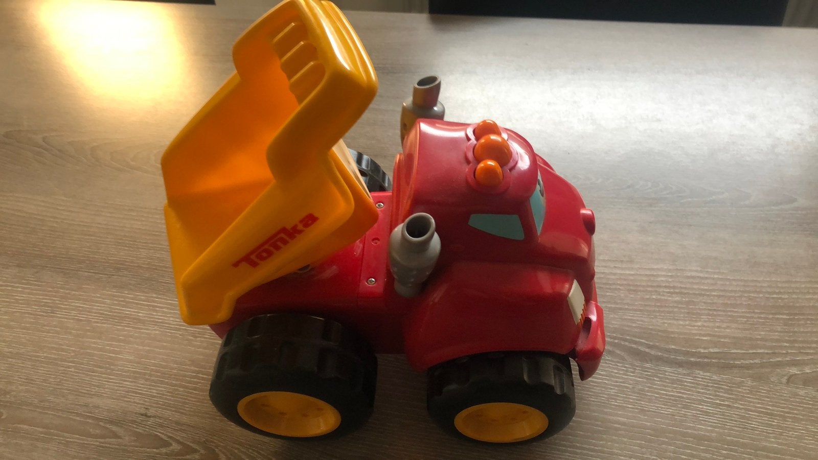 Tonka rode kiepwagen werkend op batterijen, Ophalen of Verzenden, Zo goed als nieuw