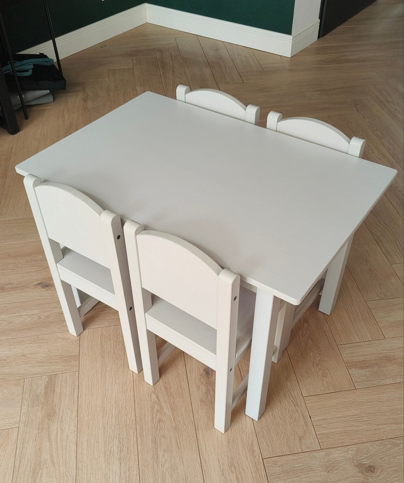 IKEA kindertafel met 4 stoeltjes - lichtgrijs, Kinderen en Baby's, Kinderkamer | Tafels en Stoelen, Ophalen of Verzenden, Gebruikt