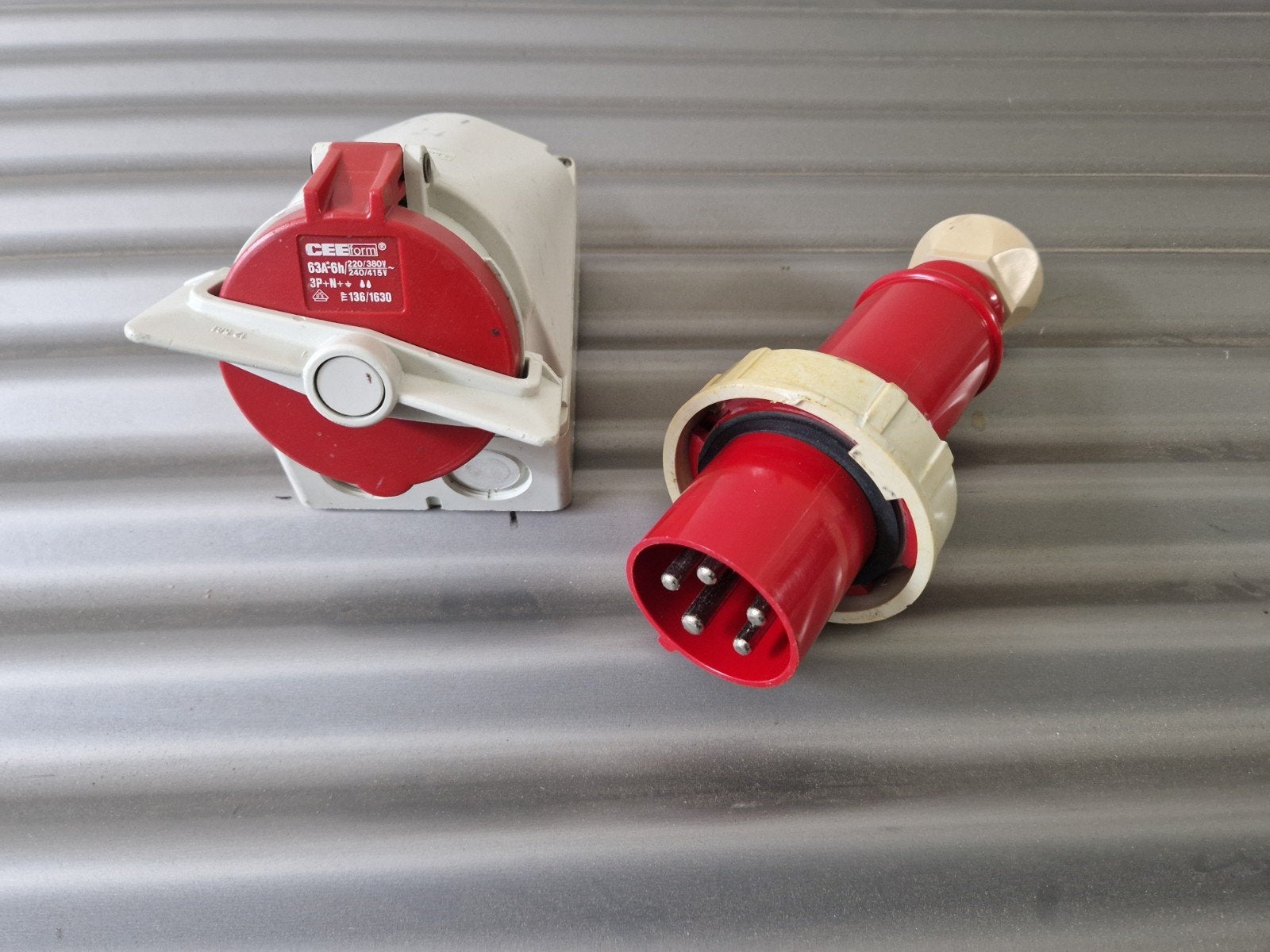 Wandcontactdoos met stekker 5 polig 380V 63Amp, Ophalen of Verzenden, Gebruikt, Overige merken, Stekker