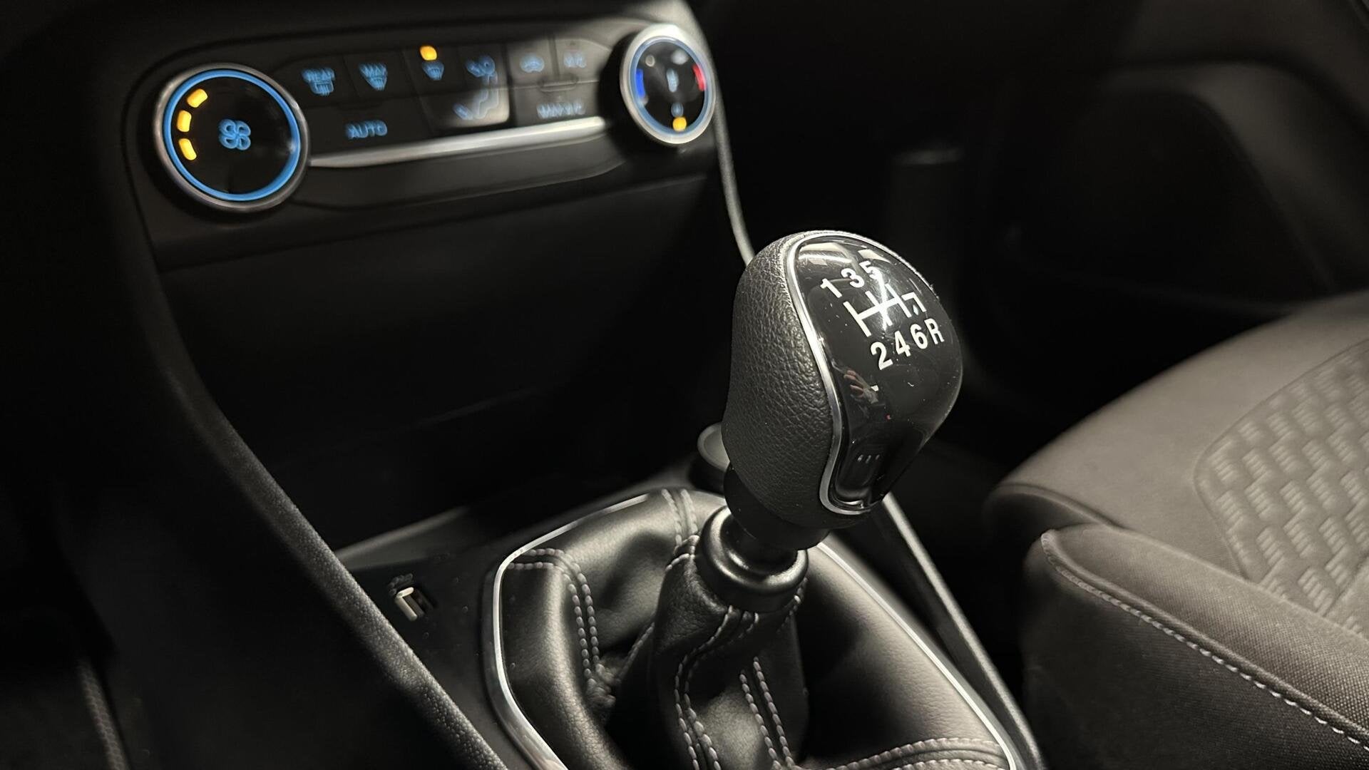 Foto 41 van Ford Fiesta 1.0 EcoBoost Hybrid Titanium NAVI CRUISE CARPLAY