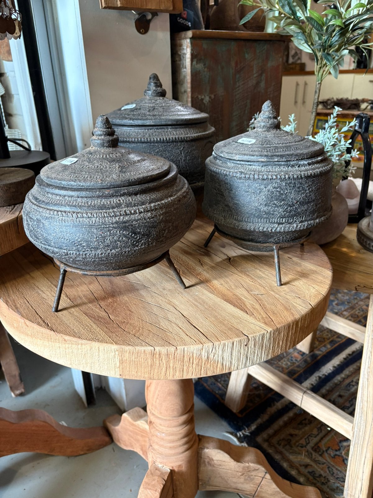 Stoere stenen potten met deksel op ijzeren ring, Nieuw, Ophalen of Verzenden, Nvt, Steen/keramiek