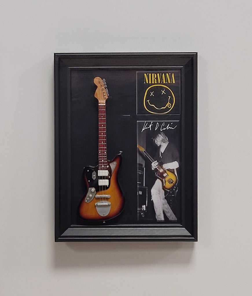 Kurt Cobain Nirvana miniatuur gitaar op lijst wanddeco deco