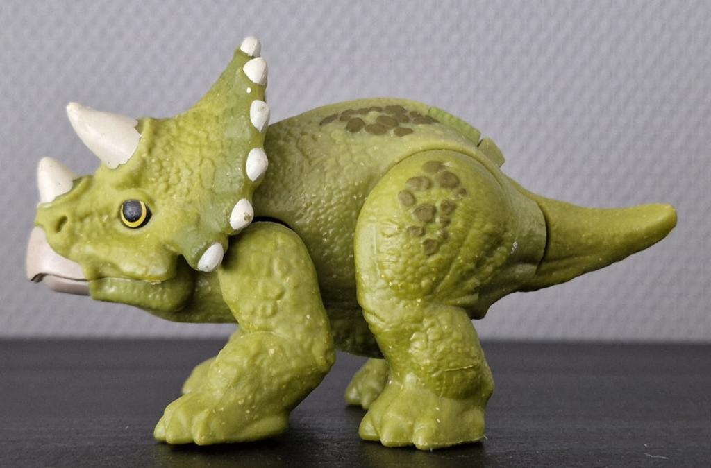 Jurassic World Hatch 'N Play Dino Triceratops, Kinderen en Baby's, Speelgoed | Actiefiguren, Gebruikt, Ophalen of Verzenden
