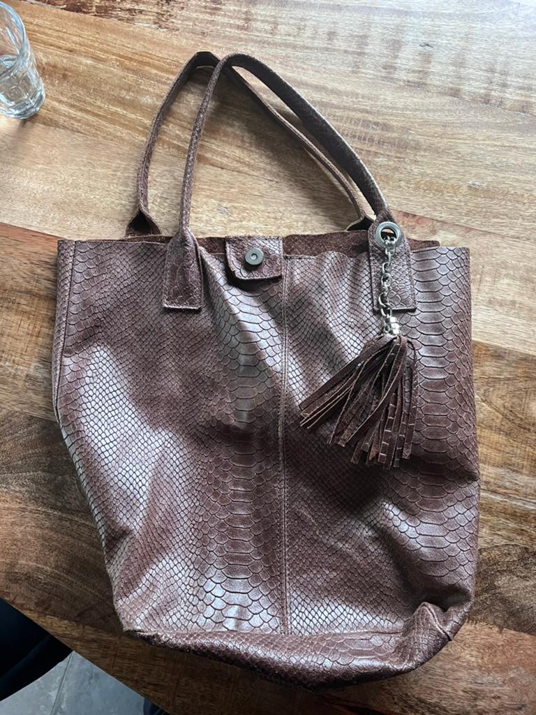 Bruine schoudertas met slangenprint en kwastje, Ophalen of Verzenden, Zo goed als nieuw, Bruin, Shopper