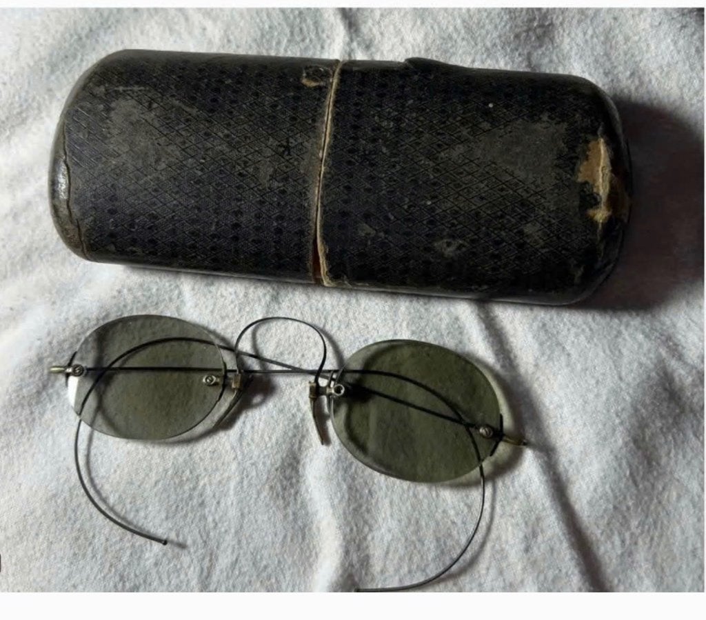 Antieke brillenkoker met antiek zonnebrilletje, Overige merken, Overige kleuren, Ophalen of Verzenden, Zo goed als nieuw