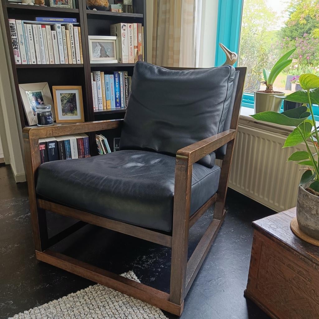 Fauteuil met zwart leren kussens, Huis en Inrichting, Stoelen, Gebruikt, Twee, Hout, Leer, Zwart, Ophalen of Verzenden
